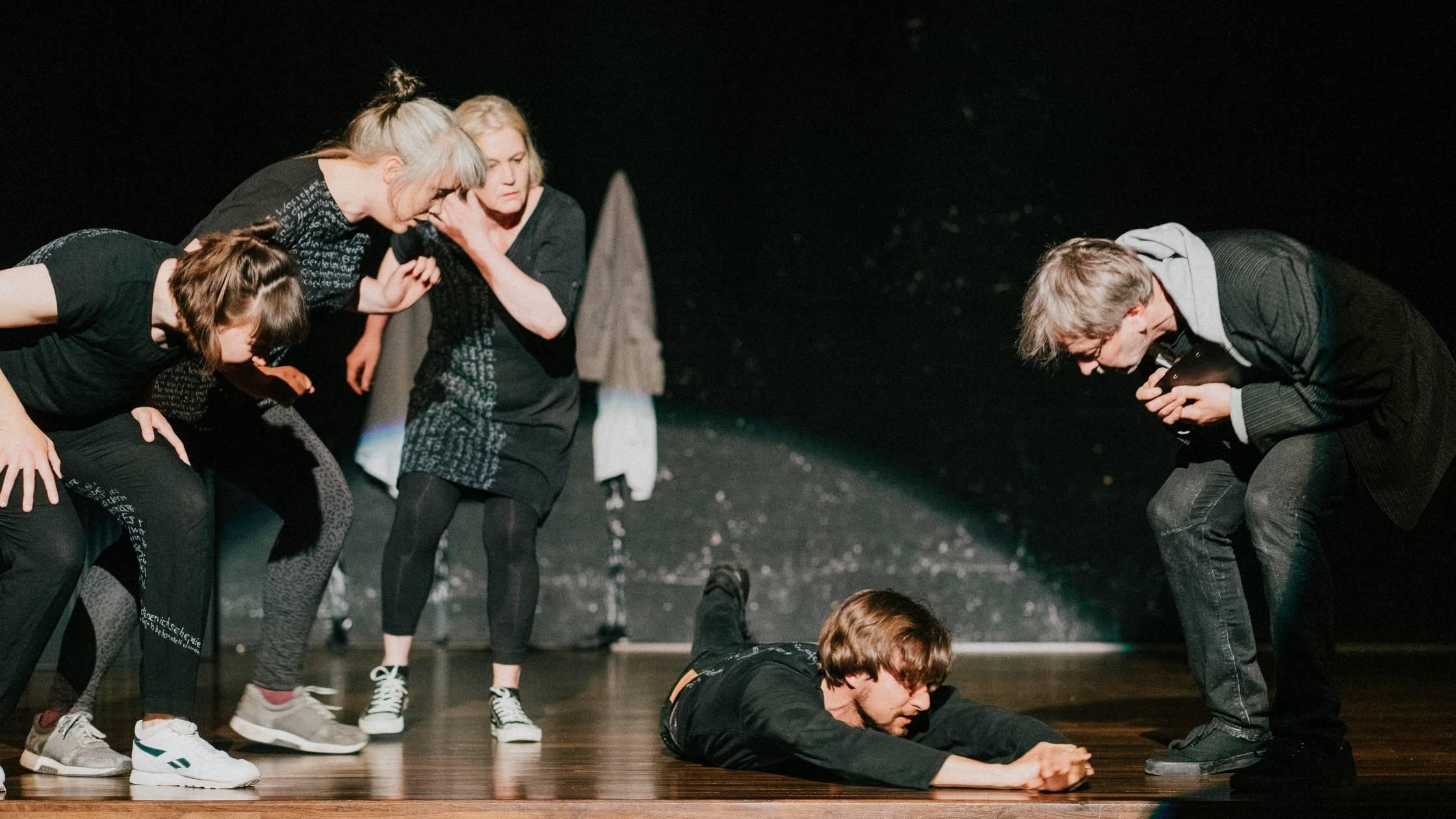 Da sind wir auf der Bühne in einer Szene aus IM STROM, Julius Kuebart, Uwe Rasch, Marion Bertling, Lena Bodenstedt und ich. Julius liegt auf dem Boden und alle schauen ganz gebannt auf seine Hände.