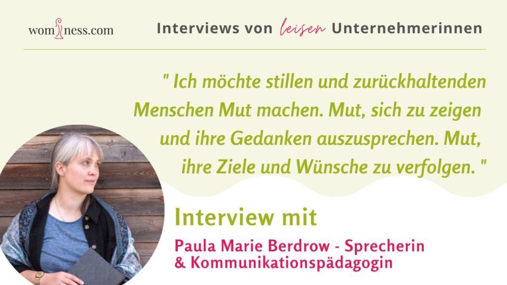 Grafik mit Text: "Ich möchte stillen und zurückhaltenden Menschen Mut machen. Mut, sich zu zeigen und ihre Gedanken auszusprechen. Mut, ihre Ziele und Wünsche zu verfolgen." Interview mit Paula Marie Berdrow - Sprecherin & Kommunikationspädagogin