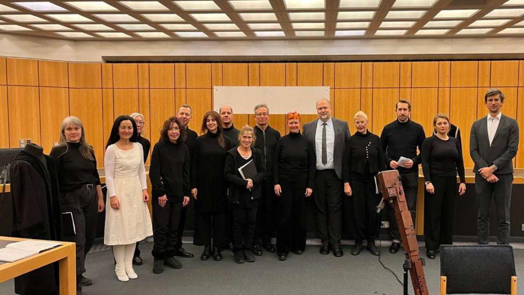 Eine Gruppe Menschen in einem Saal.