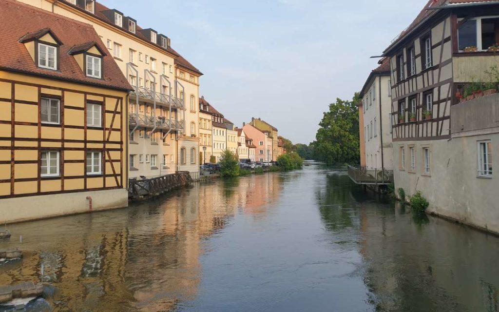 Blick auf einen Fluß, der rechts und links von alten Häusern gesäumt ist.