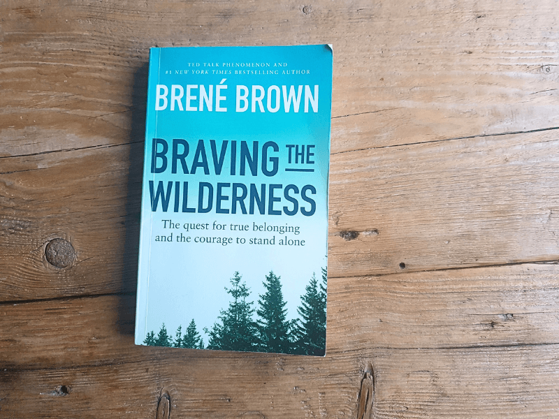 Ein Buch auf einer hölzernen Tischplatte: Brené Brown, Braving the Wilderness.