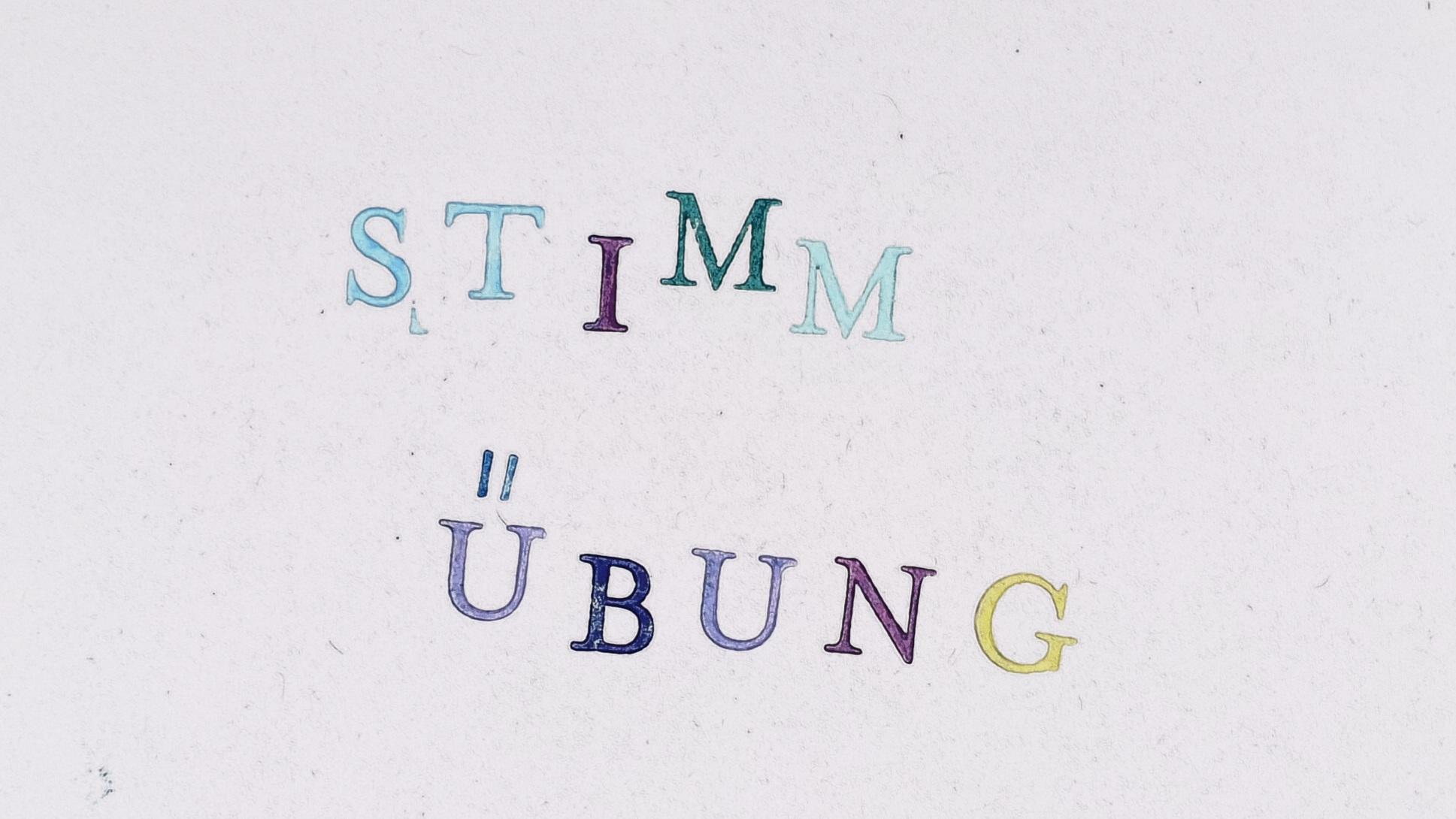Stimmübung Beitragsbild "Stimmübung" in bunten Großbuchstaben.