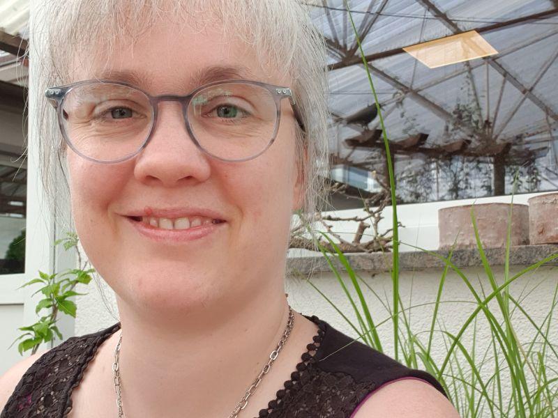 Gleich beginnt mein Workshop Paula im Sommer, vor einem Fenster und einigen Pflanzen.