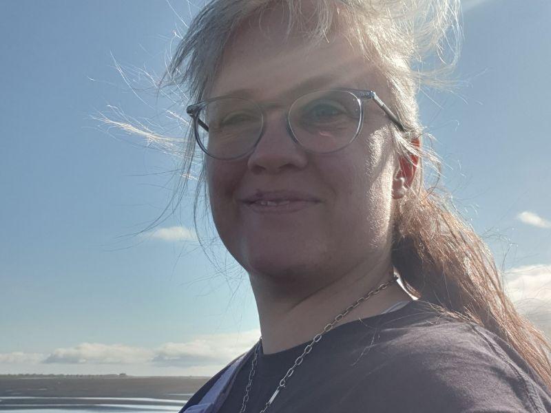 Am Meer Paula im Gegenlicht am Strand.