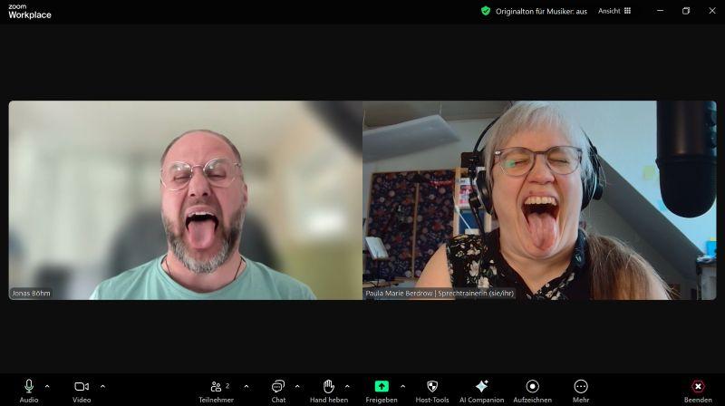 Online-Sprechtraining Zwei Menschen in einem Zoomfenster, die die Zunge rausstrecken.