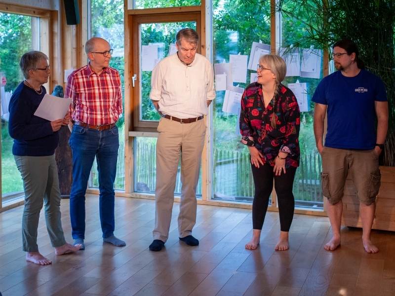Paula Marie Berdrow - Sprechtrainerin 800 x 600 5 Paula steht mit vier Menschen in einer Reihe vor Publikum und schaut einen der anderen an.