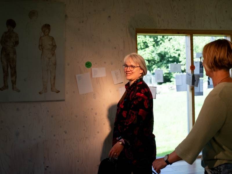 Paula Marie Berdrow - Sprechtrainerin 800 x 600 52 Paula und eine zweite Frau gehen synchron durch den Raum, ihre Arme schwingen genau parallel nach vorn.