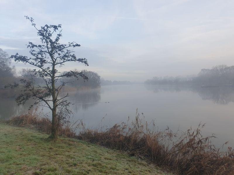 Ein See im Nebel.