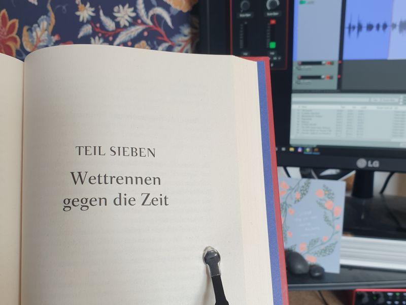 Eine aufgeschlagene Buchseite, auf der steht: "Teil sieben: Wettrennen gegen die Zeit."