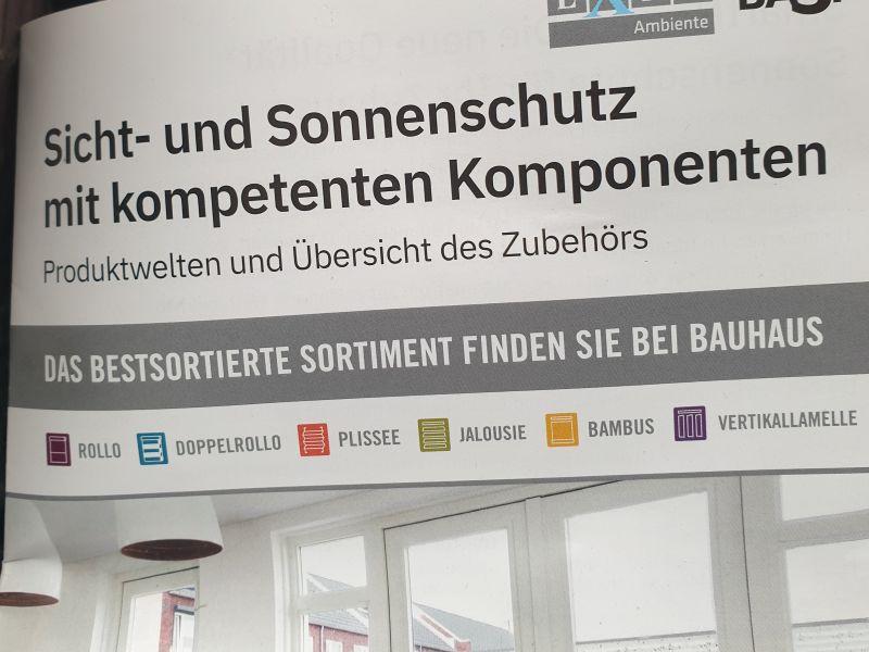 Ein Etikett, auf dem Steht: "Sicht- und Sonnenschutz mit kompetenten Komponenten. Das bestsortierte Sortiment finden Sie bei Bauhaus."