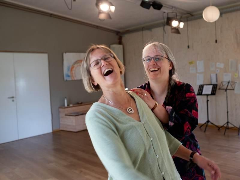 Paula Marie Berdrow - Sprechtrainerin 800 x 600 66 Paula und eine Schülerin lachen zusammen.