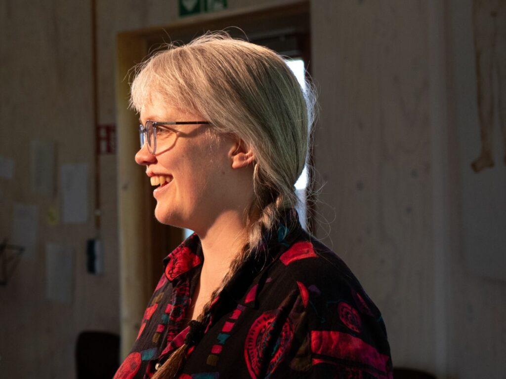 Seitliches Portrait von Paula, lachend
