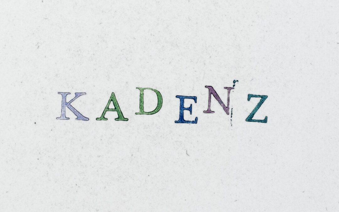 Das Wort "Kadenz" in bunten Großbuchstaben, die wie gestempelt wirken.
