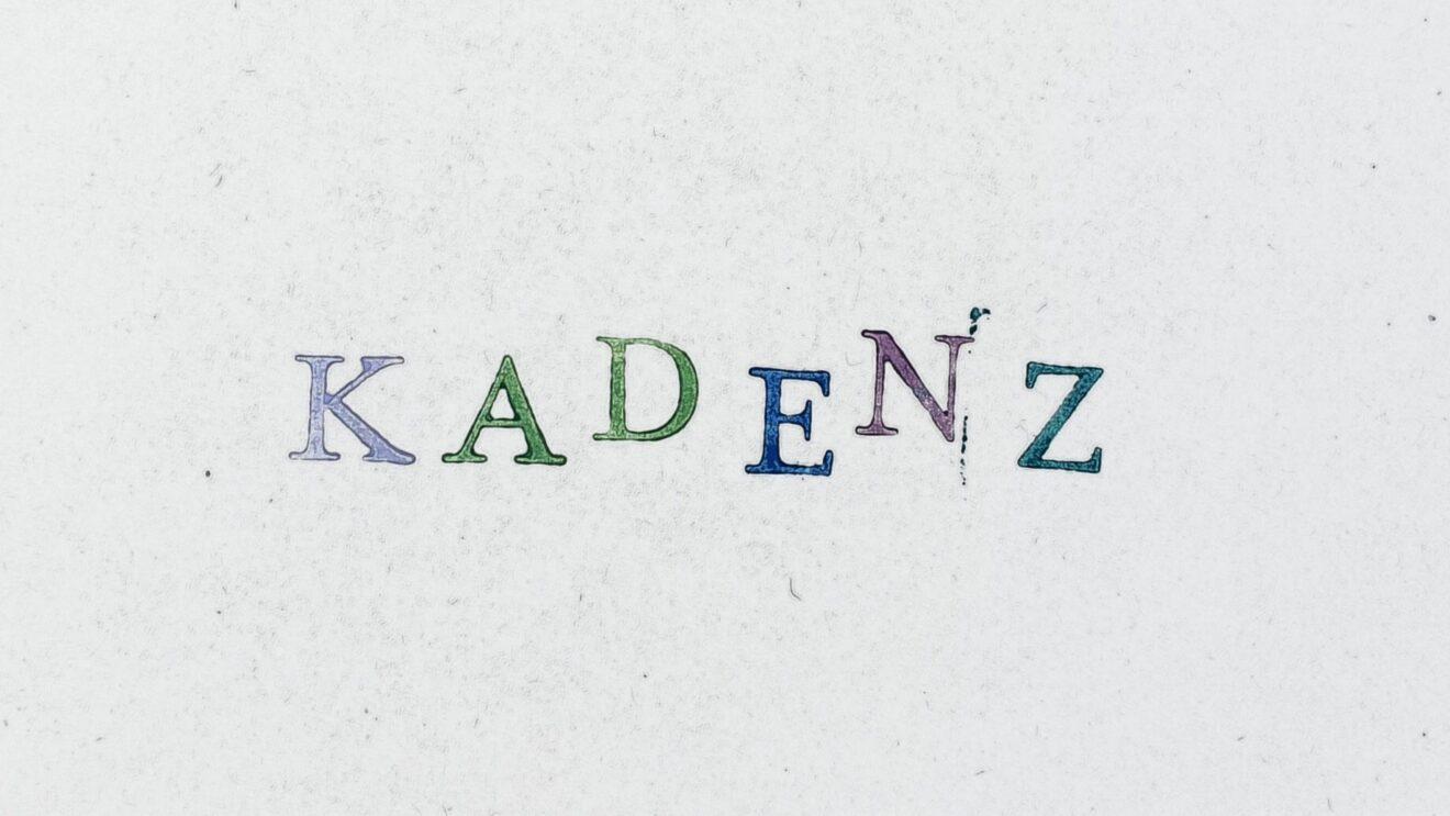 Das Wort Kadenz in bunten Großbuchstaben, die wie gestempelt wirken.