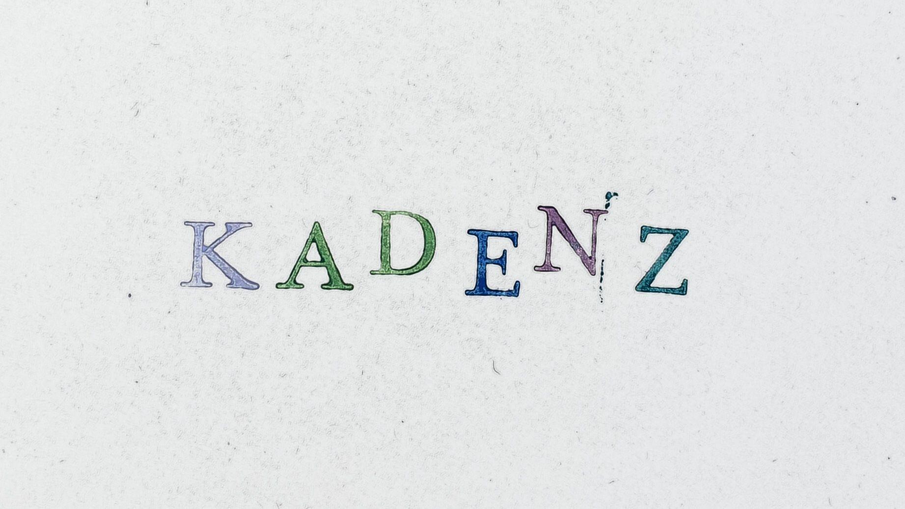 Das Wort "Kadenz" in bunten Großbuchstaben, die wie gestempelt wirken.