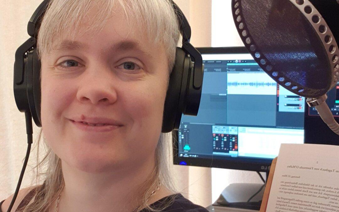 Paula mit Kopfhörern im Studio.