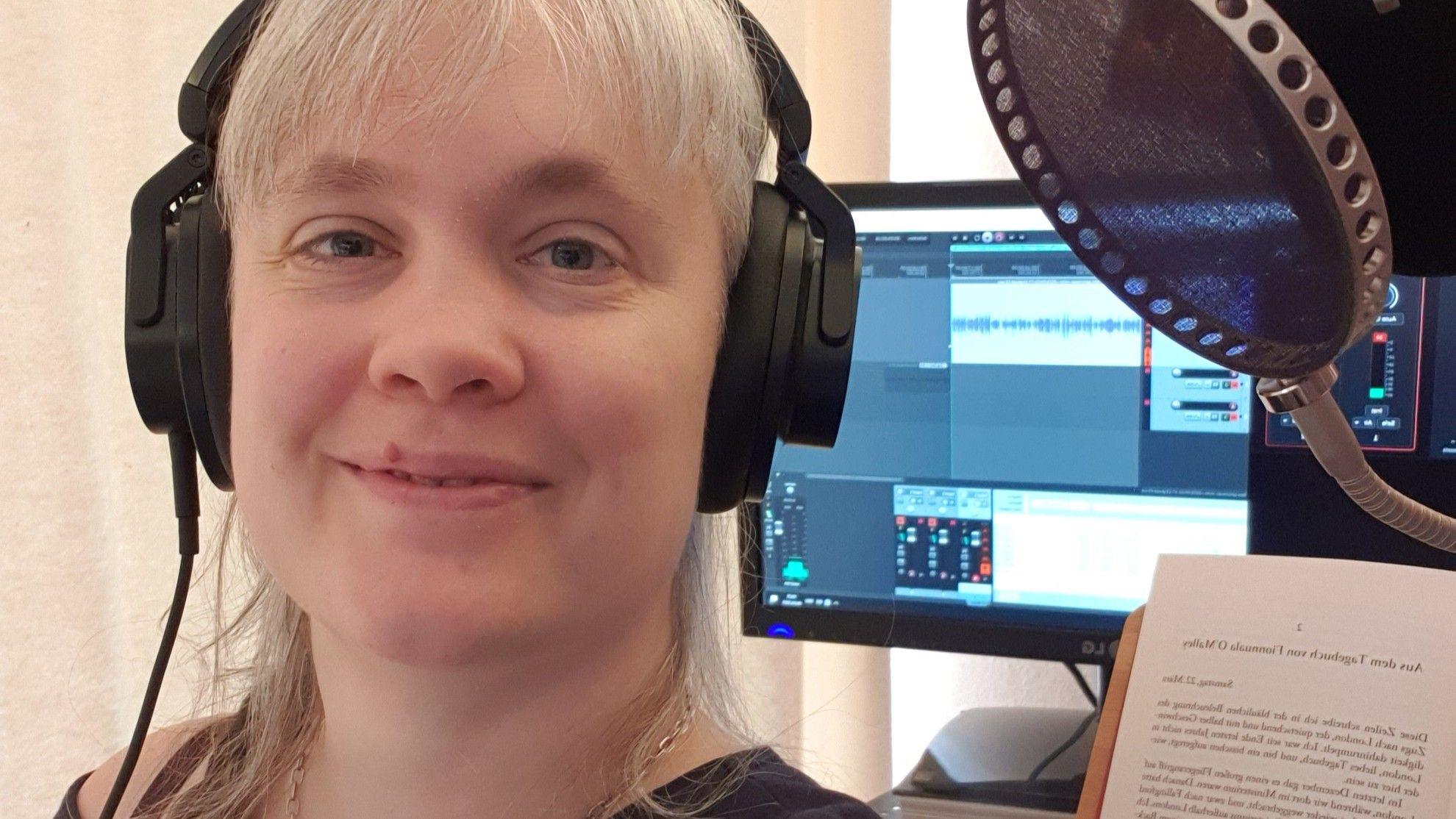 Clicks vermeiden ist immer wieder Thema im Studio Paula mit Kopfhörern im Studio.