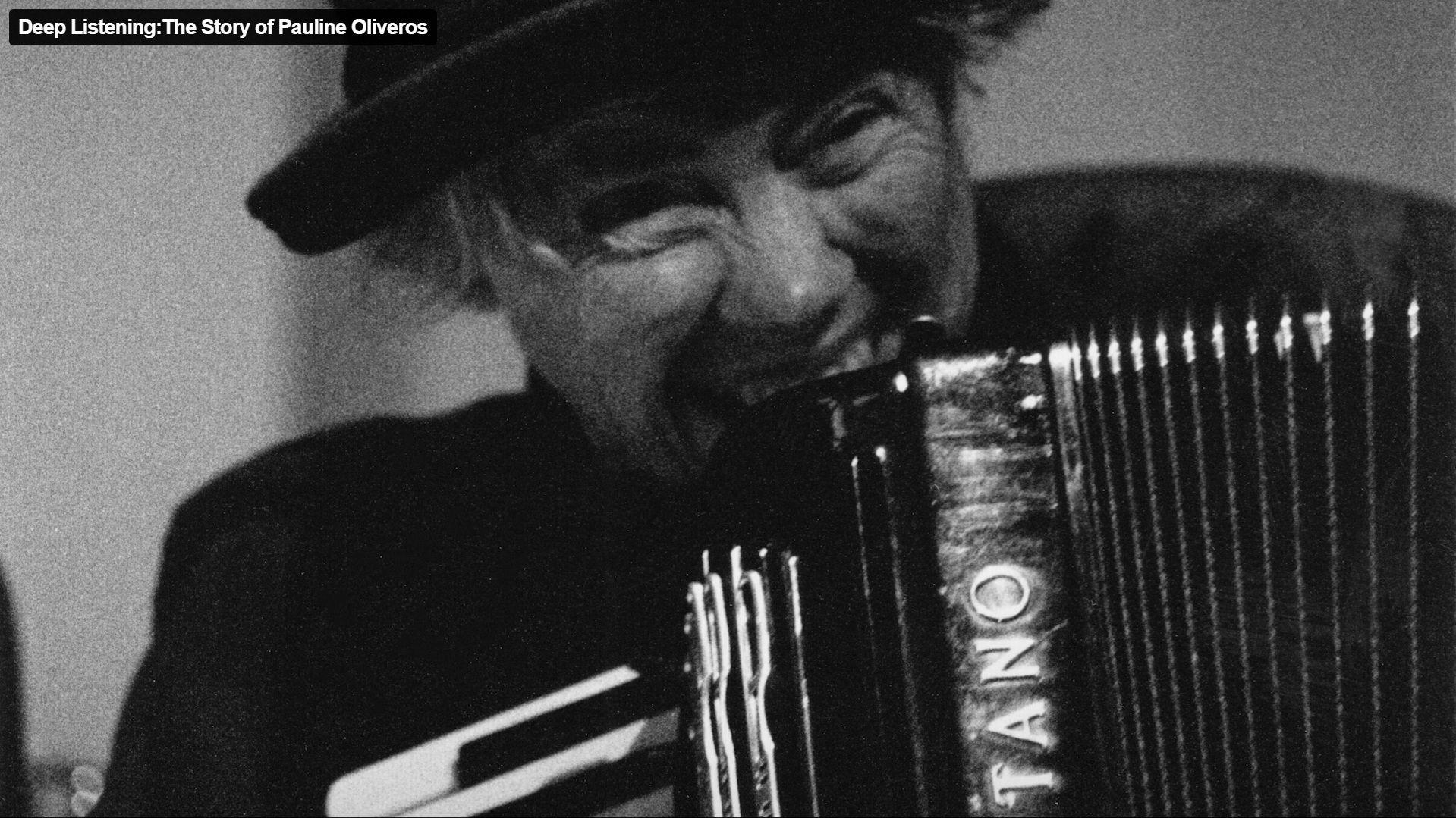 Pauline Oliveros mit Akkordeon – Quelle: Deep Listening. The Story of Pauline Oliveros Pauline Oliveros, lachend, mit Hut und Akkordeon.