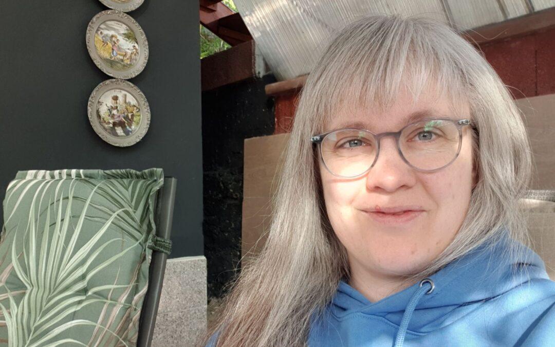 Ein Foto von Paula - entspannt auf einer sonnigen Terasse.