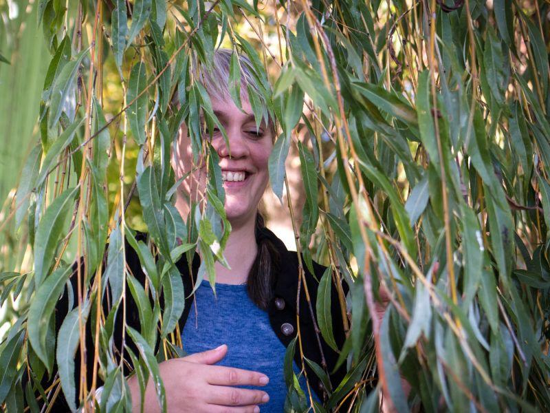 Voice Letter - mit deiner Stimme Kontakt aufnehmen - Newsletter von Paula Marie Berdrow 2 Ein Foto von Paula inmitten von Blättern.