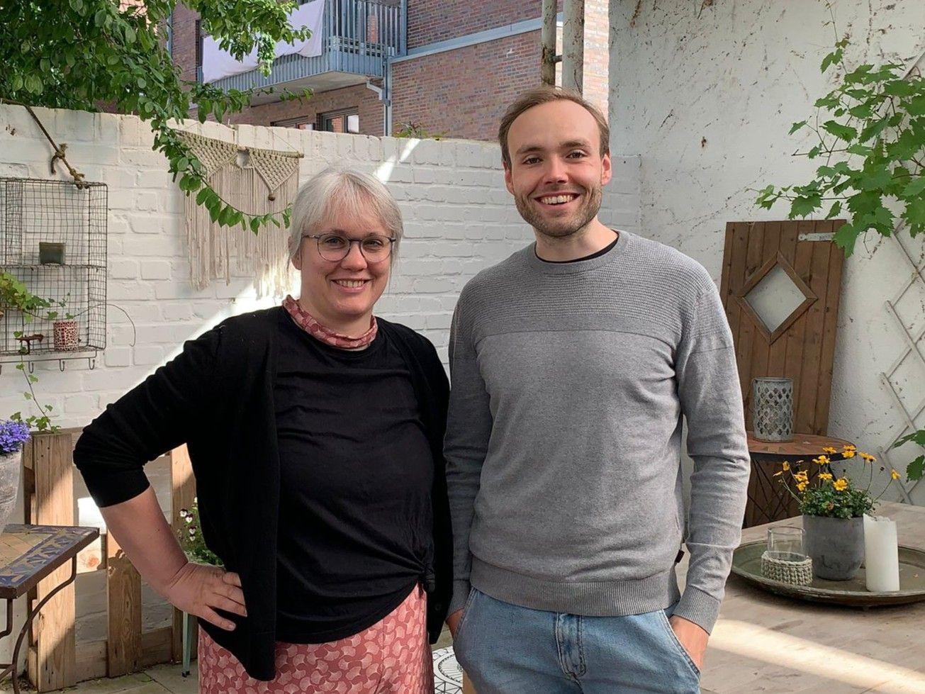 Paula Marie Berdrow und Christoph Korves Workshop Sprachlosigkeit überwinden 8 5 Menschen sitzen auf niedrigen Holzbänken und sprechen miteinander.